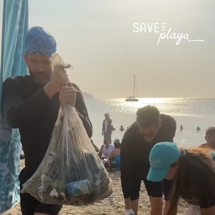 Jornada de limpieza de playa al atardecer.