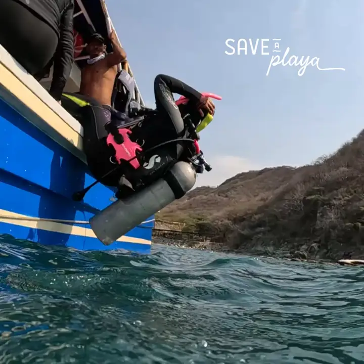 Buzos voluntarios se lanzan al mar para una jornada de limpieza.