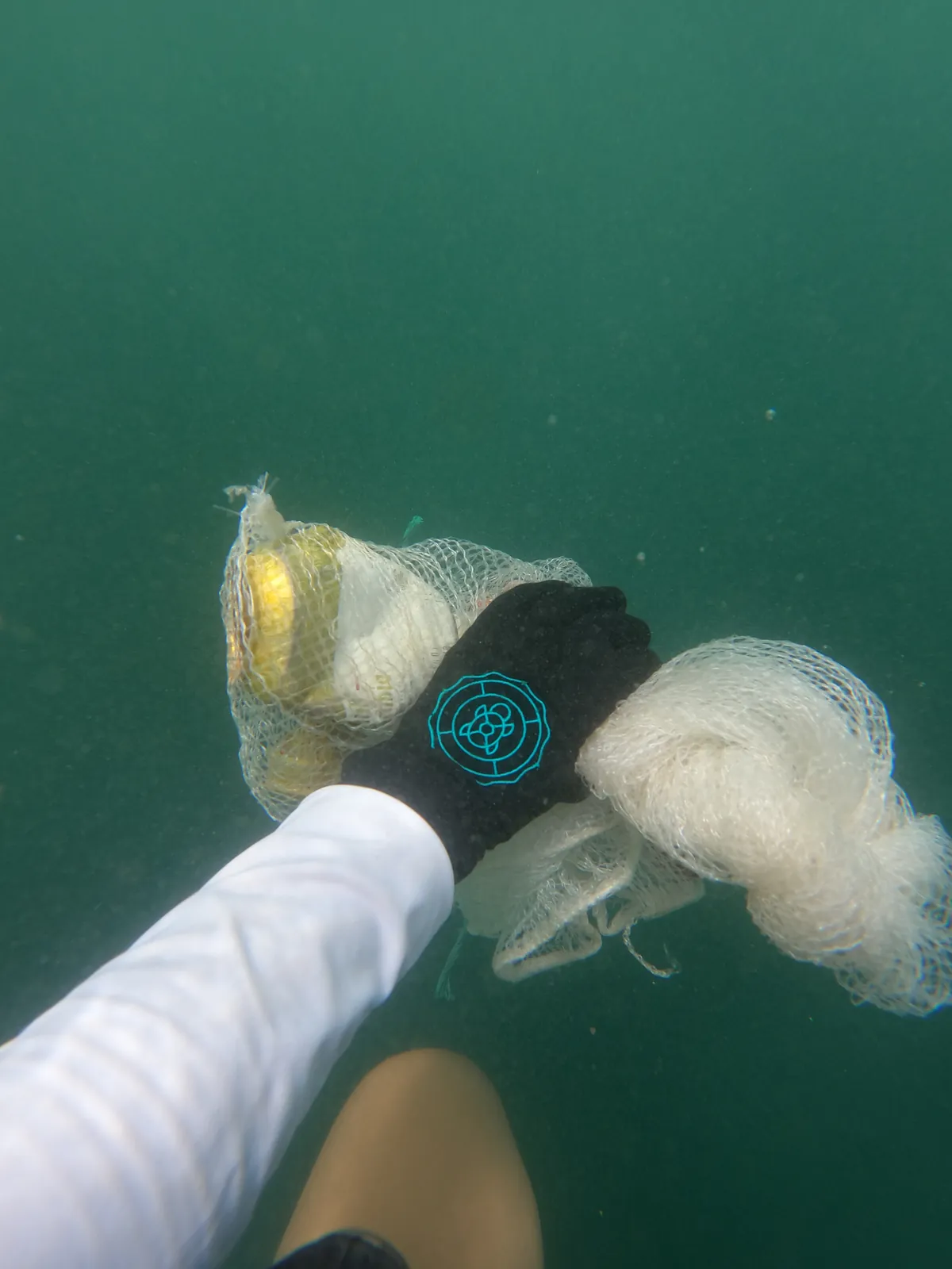 Residuos recogidos en el fondo marino, en una bolsa de malla.