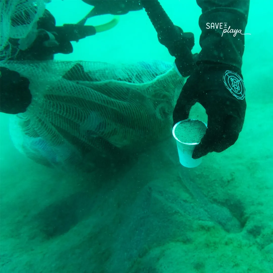 Un vaso plástico recogido del fondo marino.