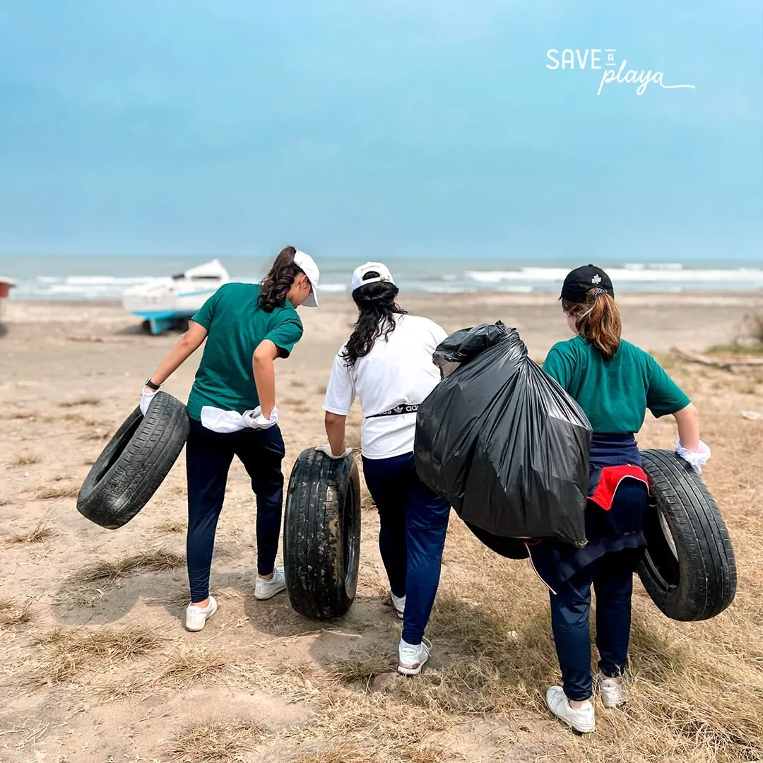 Voluntarias retiran llantas y basura de la playa.