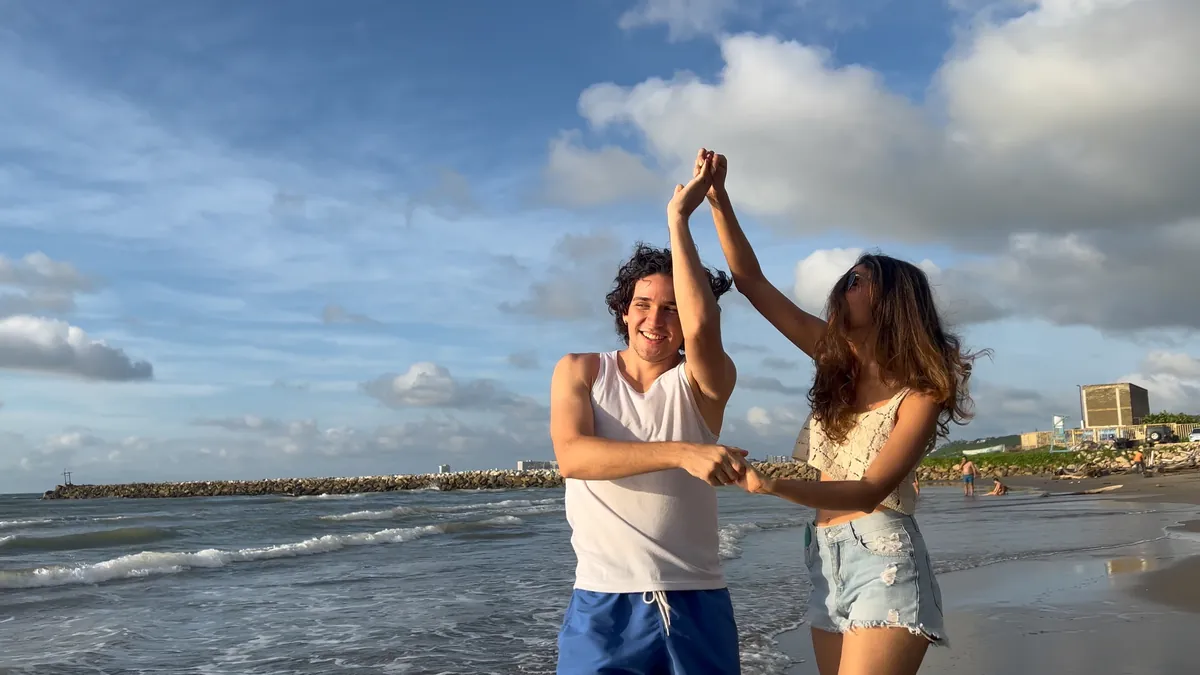Pareja bailando en la playa