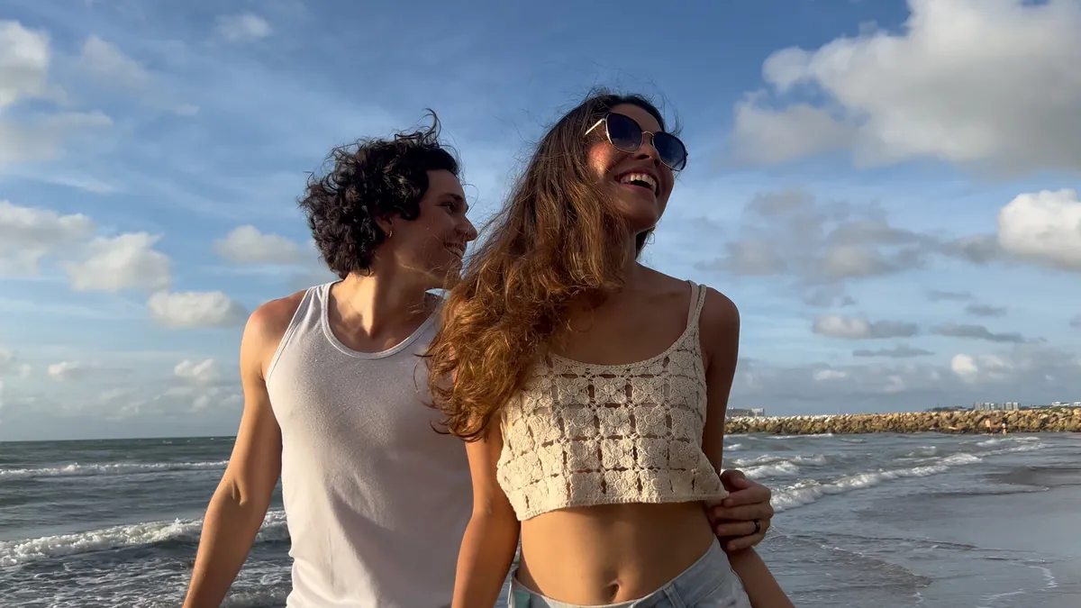 Pareja sonriendo en la playa