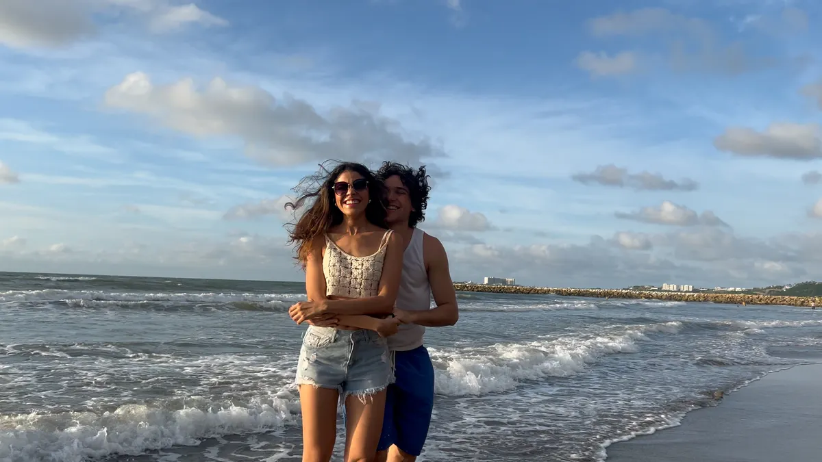 Pareja abrazada sonriendo a la cámara