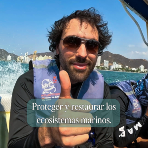 Líder buzo de Save a Playa apoyando la restauración de los ecosistemas marinos en las costas colombianas